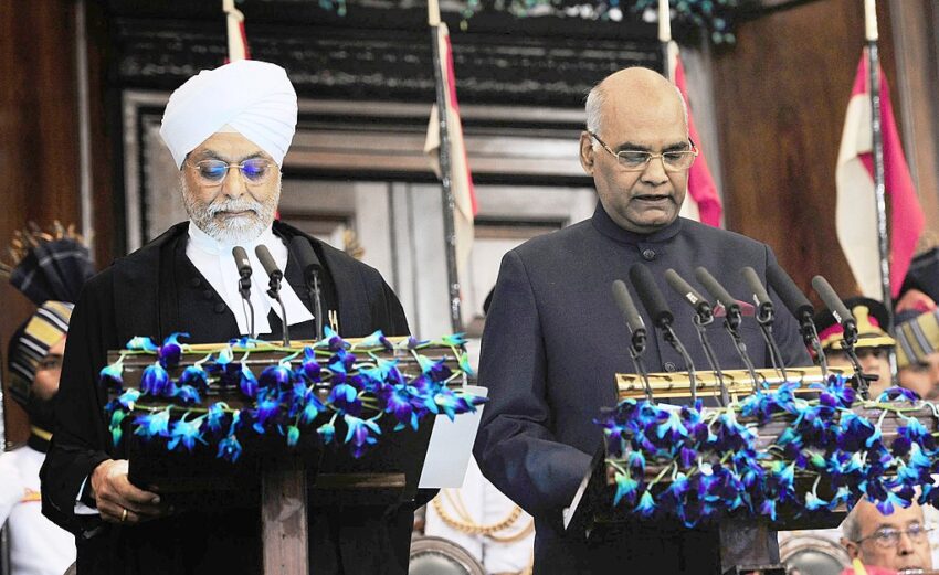  श्री रामनाथ कोविंद जी भारत के राष्ट्रपति की सपत लेते हुए